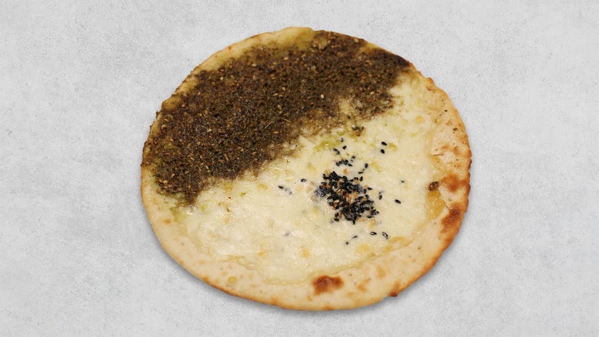 Manakisch halb Zatar, halb Käse, mit Sesam bestreut