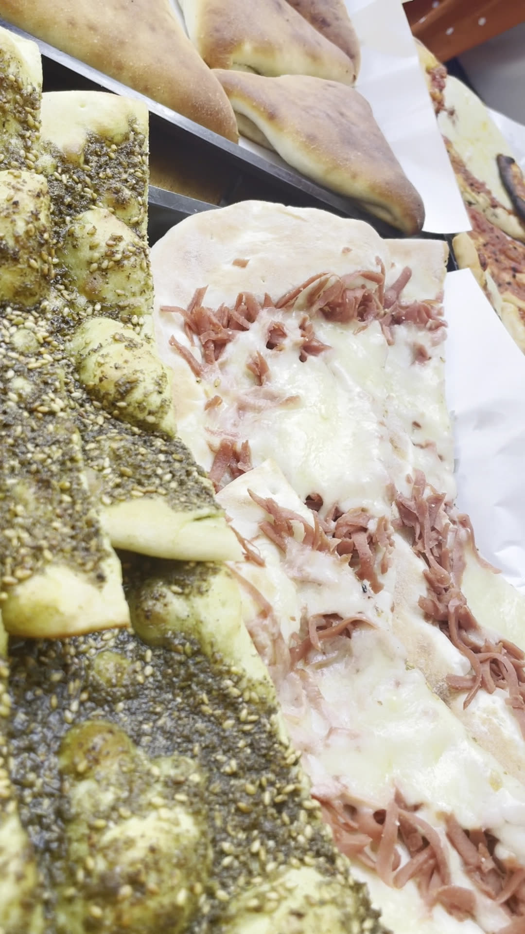Zatar-Manakisch mit Sesam an der Theke